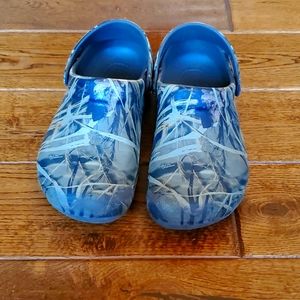Men's camo Croc... Worn but certainly not worn out. They are size 8 - 10.